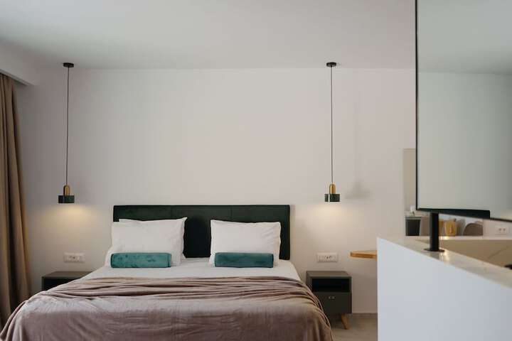 Room 42 of 184