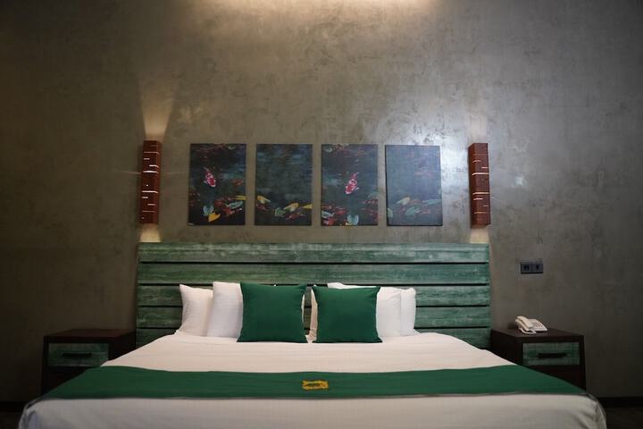 Room 8 of 80