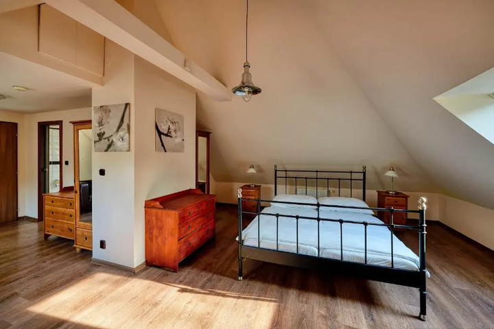 Room 5 of 18