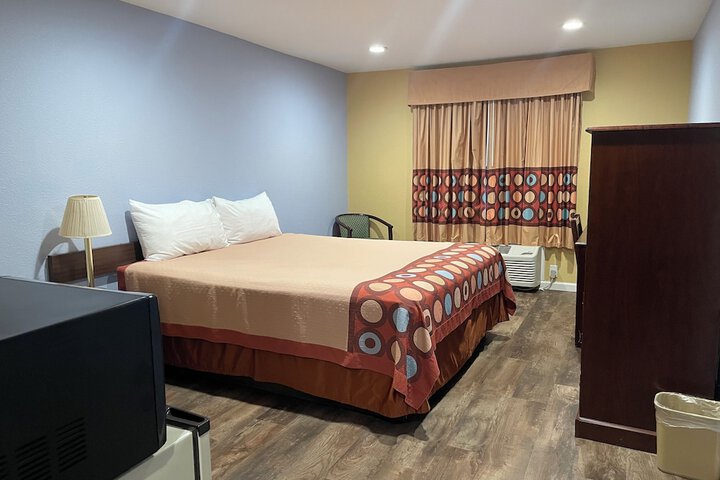 1 King Bed (4 of 6)