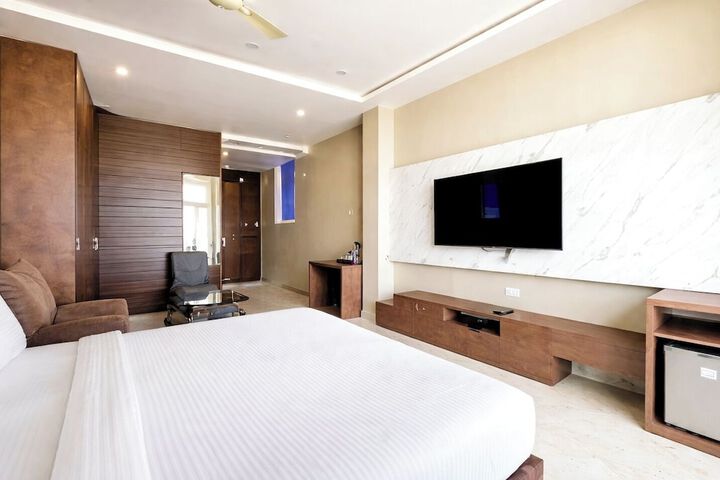 Room 2 of 10