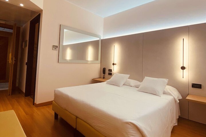Room 32 of 53