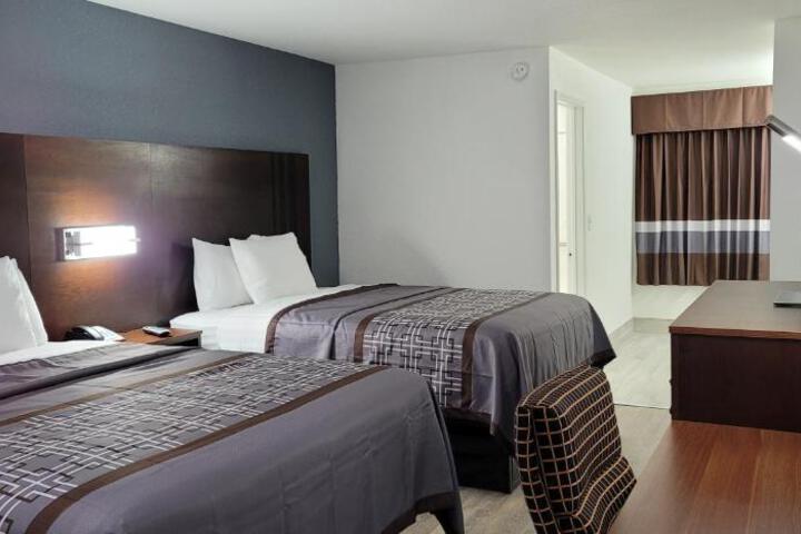 2 Queen Beds (13 of 14)