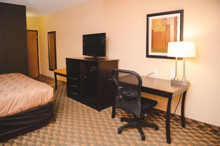 1 Queen Bed Accessible (8 of 11)