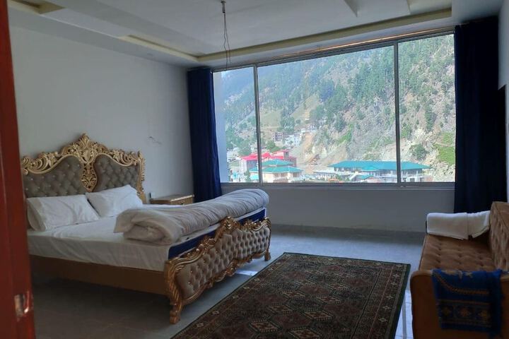 Room 7 of 18
