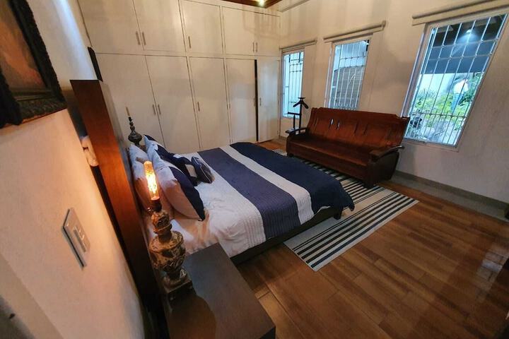 Room 4 of 16