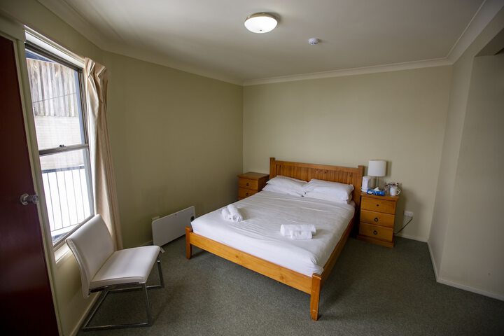 Room 6 of 9