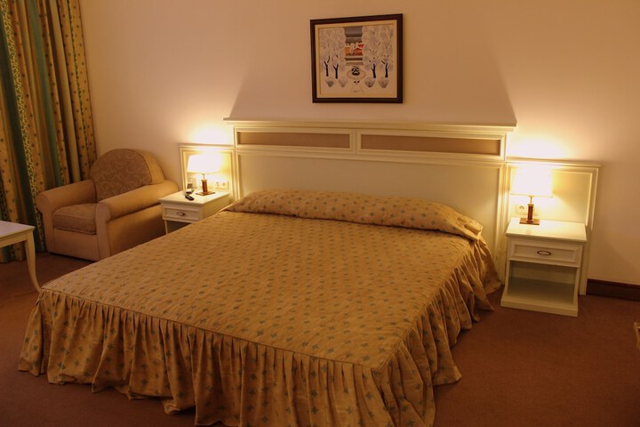 Room 12 of 173