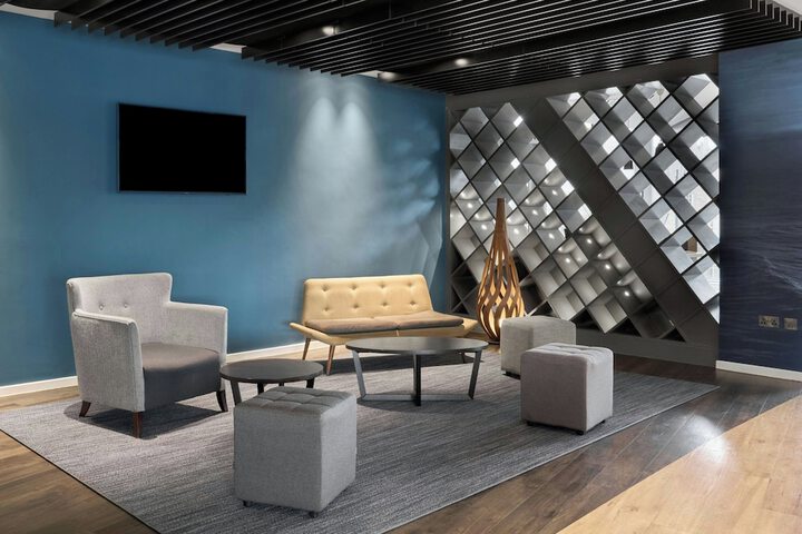Lounge 33 of 40