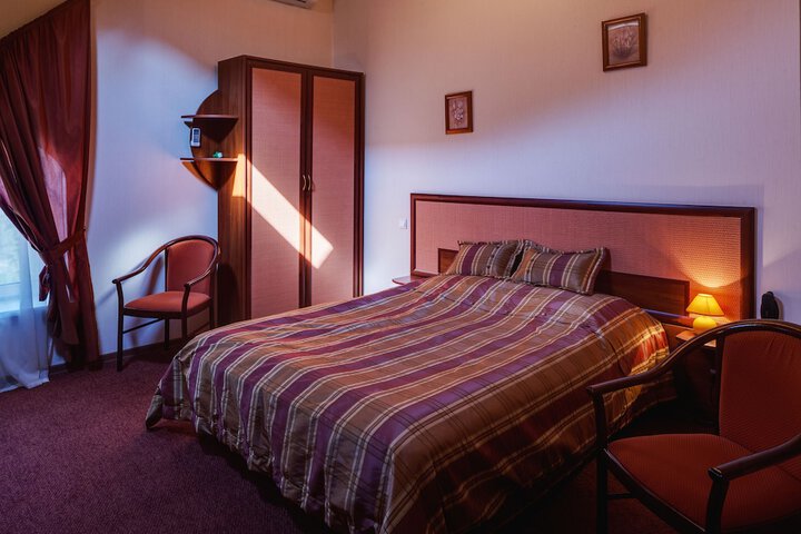 Room 12 of 170