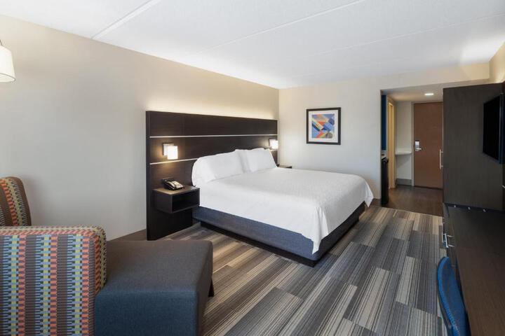 1 King Bed (7 of 17)
