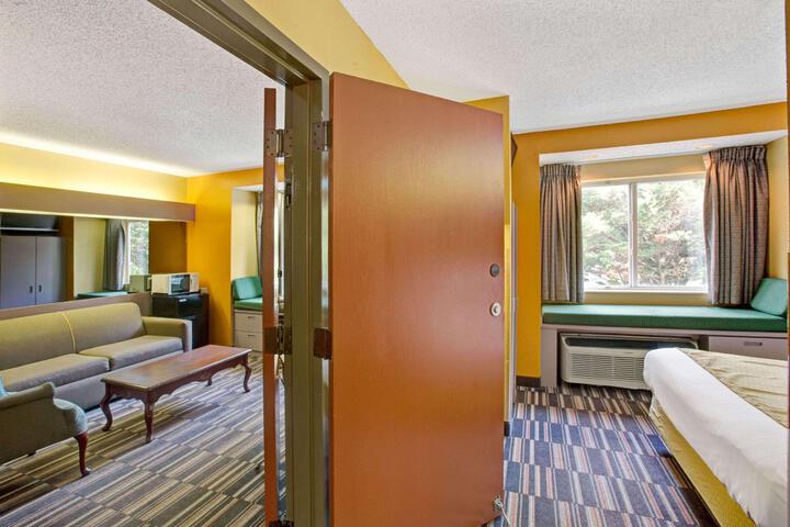 1 Queen Bed (12 of 13)