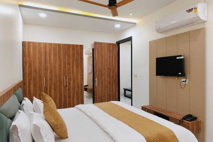Room 6 of 17