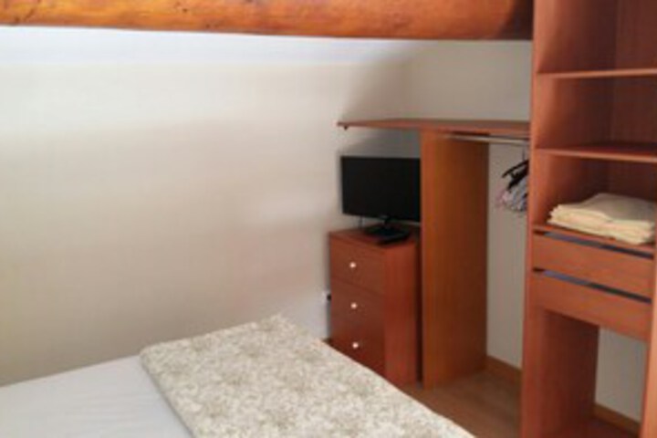 Room 6 of 9