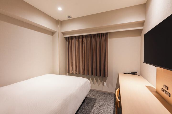 Room 5 of 18