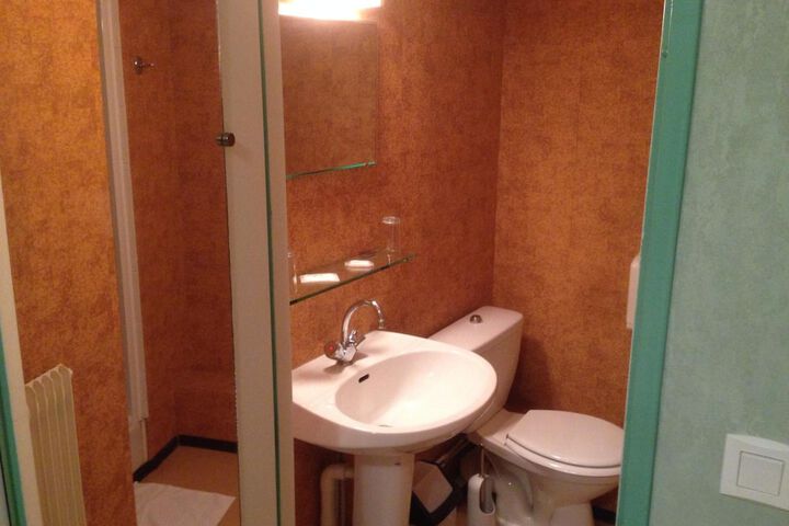 Room 28 of 40