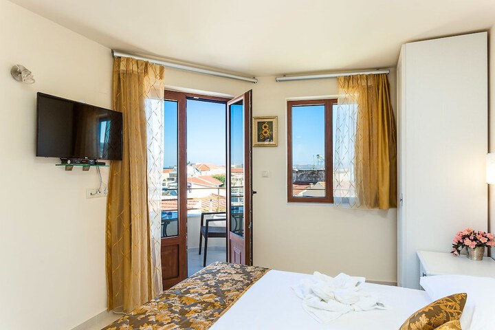 Room 15 of 60