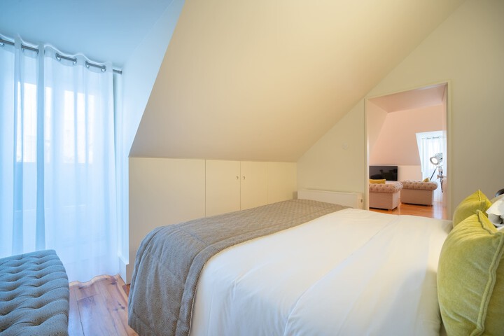 Room 9 of 42