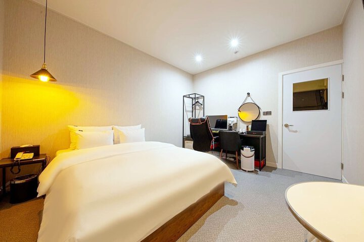 Room 4 of 28