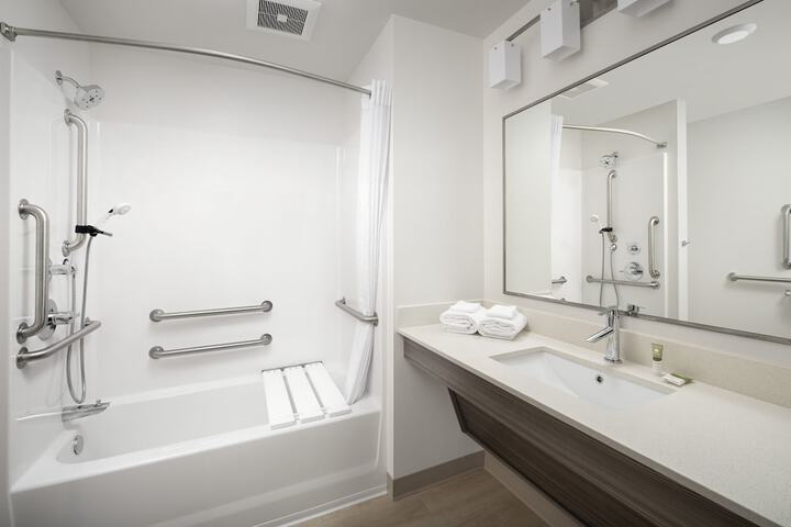 1 Queen Bed Accessible (20 of 24)