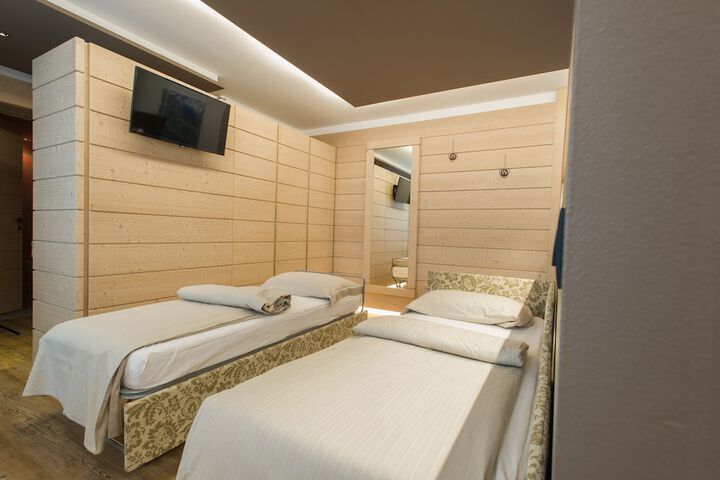Room 33 of 92