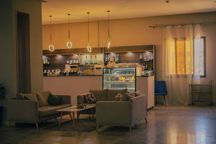 Lounge 7 of 15