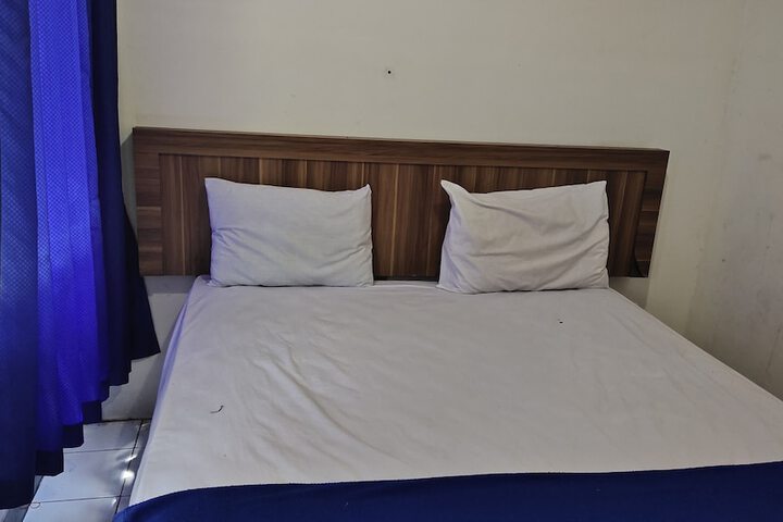Room 11 of 16