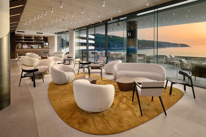 Lounge 70 of 101