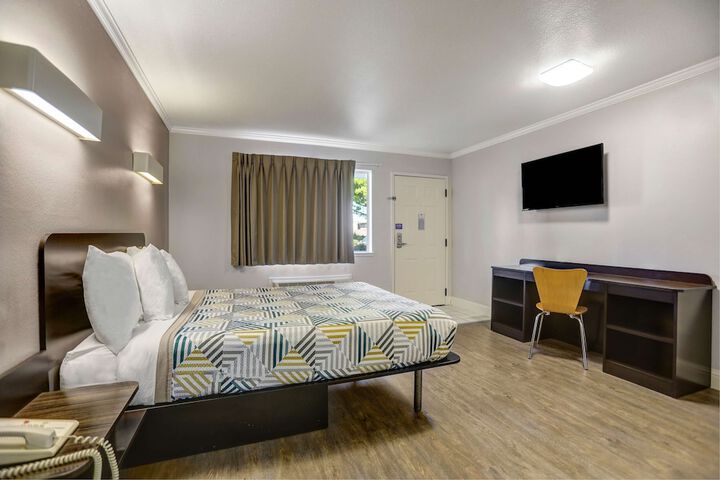 1 Queen Bed (10 of 13)