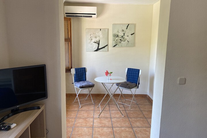 Room 12 of 103