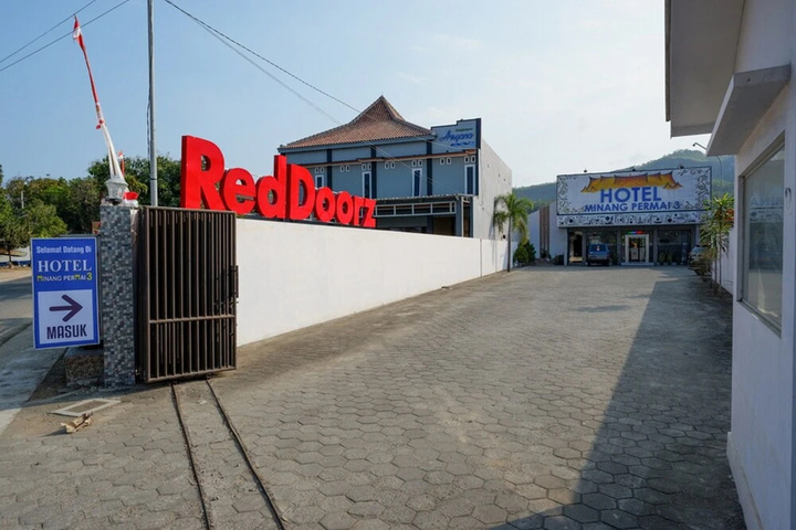 RedDoorz Near Teleng Ria Beach