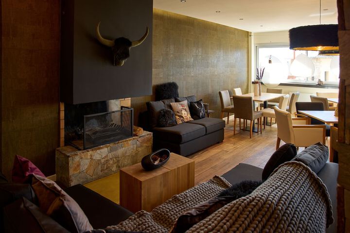 Lounge 33 of 42