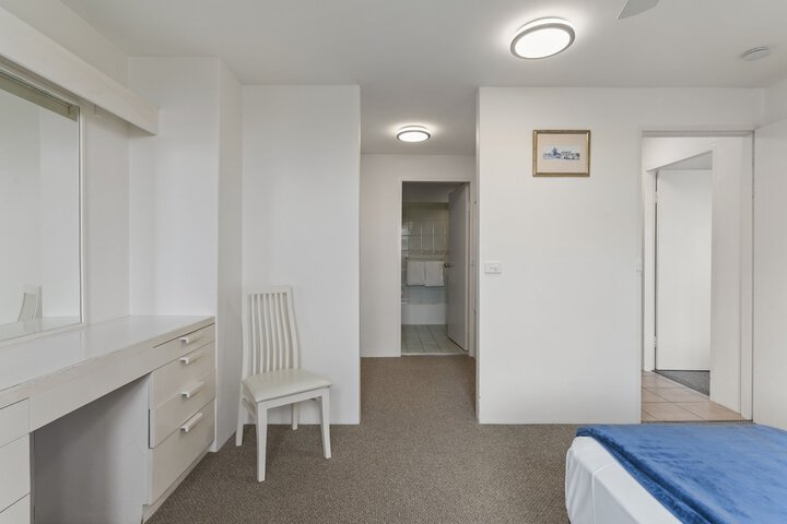Room 17 of 230