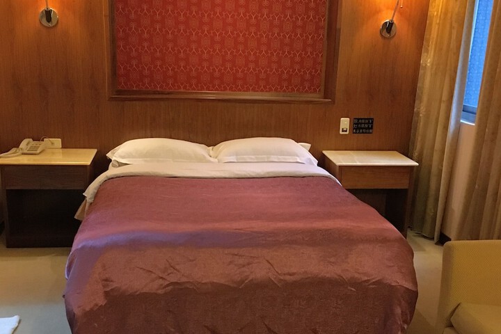 Room 10 of 32