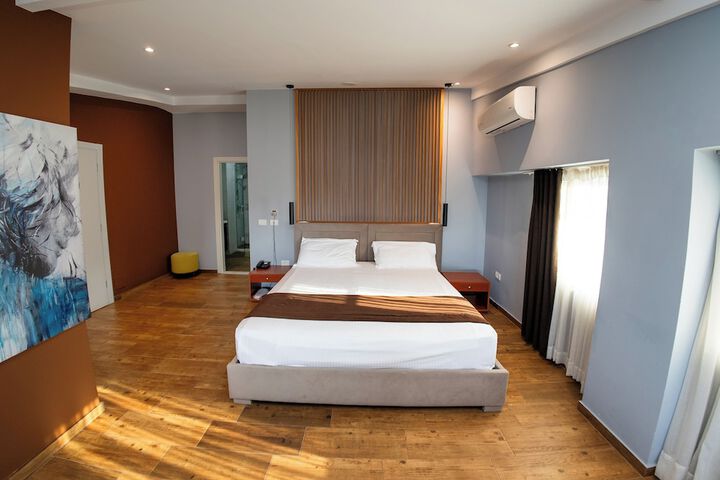 Room 52 of 90