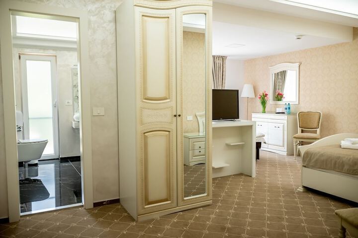 Room 32 of 103