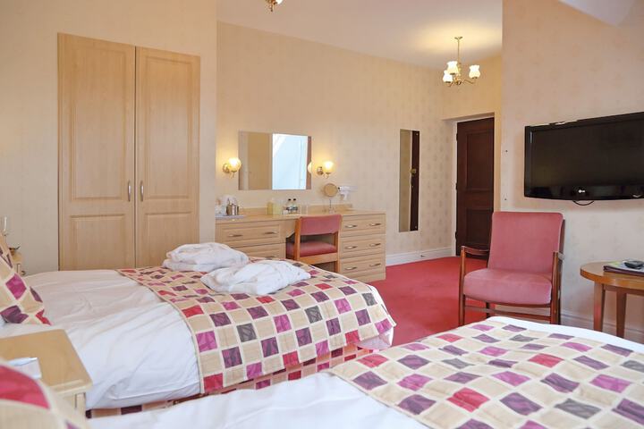 Room 28 of 104