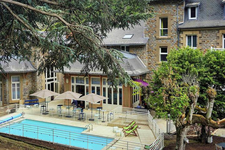 Hotel Pool