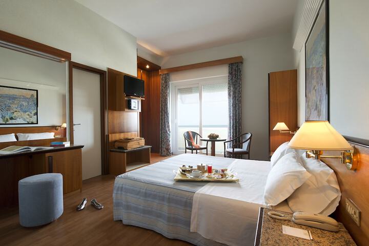 Room 25 of 102