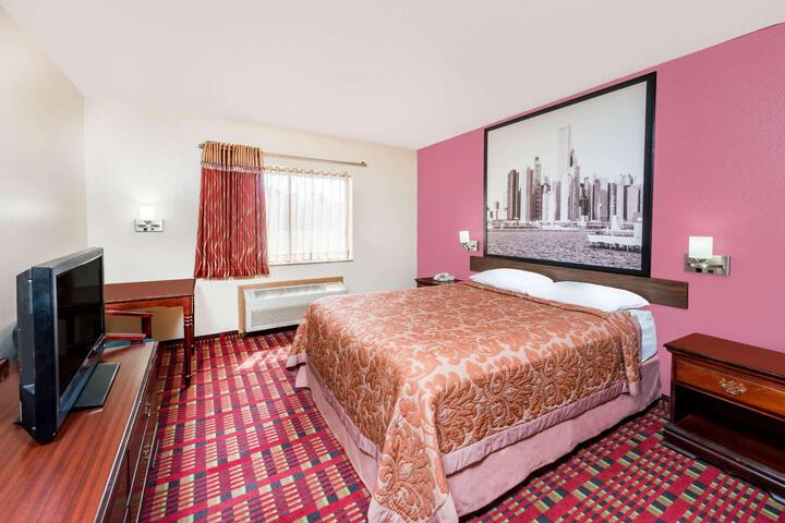1 Queen Bed (8 of 10)