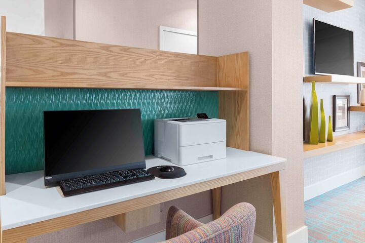 Business Center 70 of 76