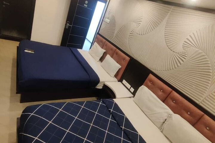 Room 13 of 27