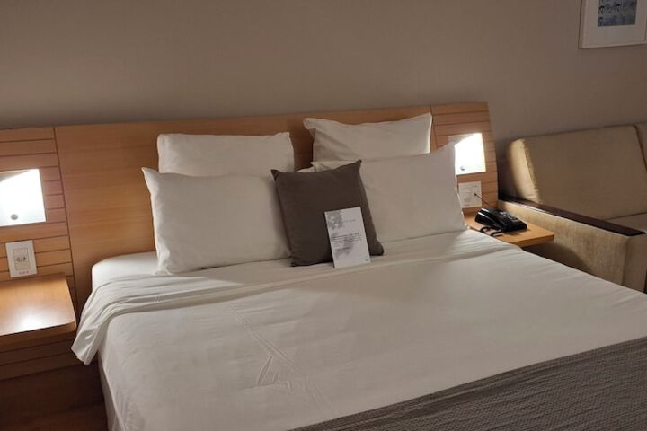 Room 10 of 143