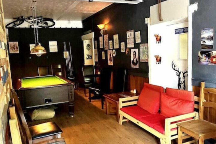 Lounge 27 of 34
