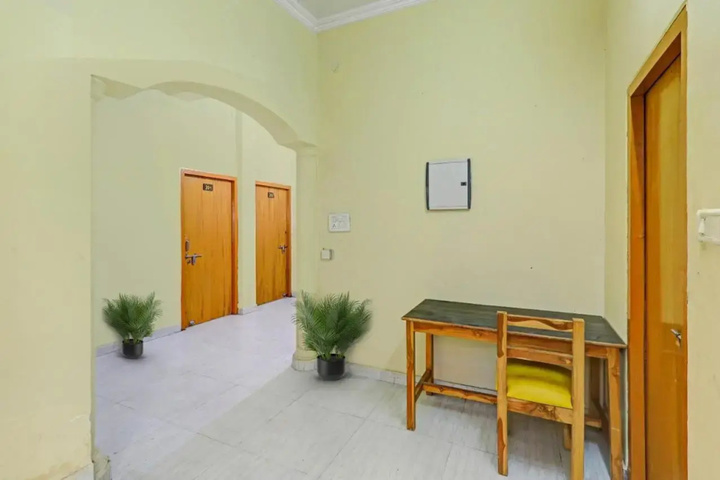 Room 9 of 12