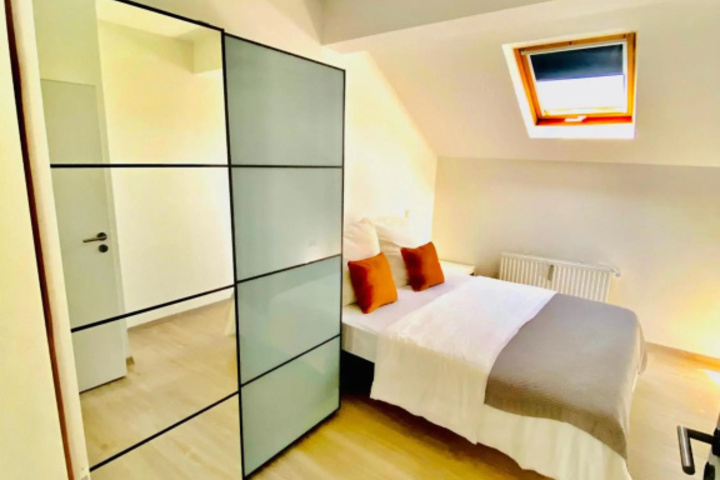 Room 4 of 8