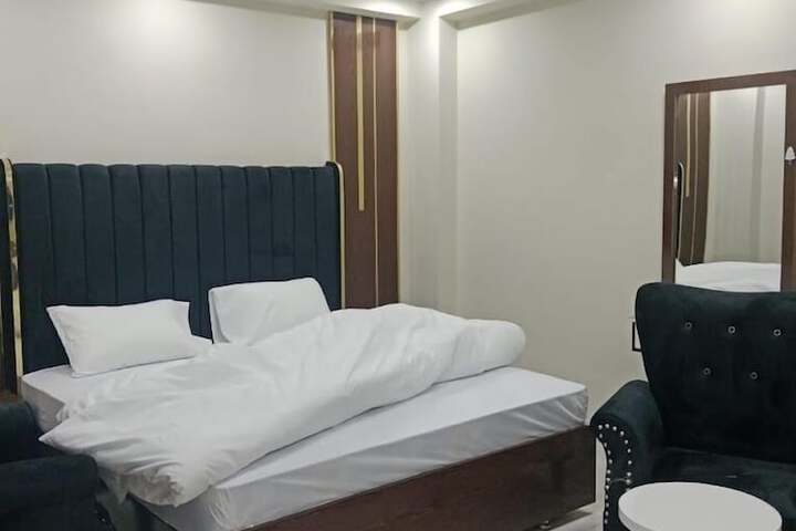 Room 4 of 12