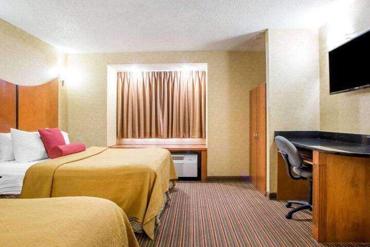 1 Queen Bed (5 of 15)