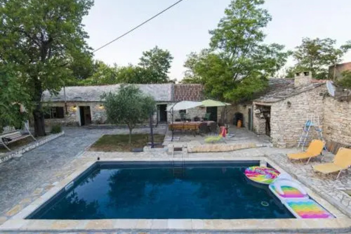 Pool 14 of 24