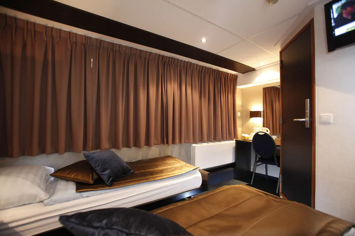 Room 2 of 7
